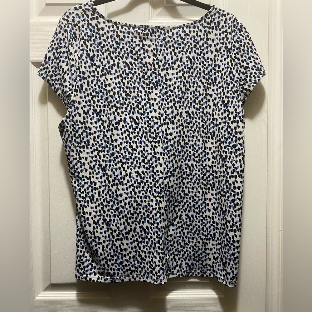Adrianna Papell Blouse white with blue and black speckled design. Size XL - Picture 3 of 3